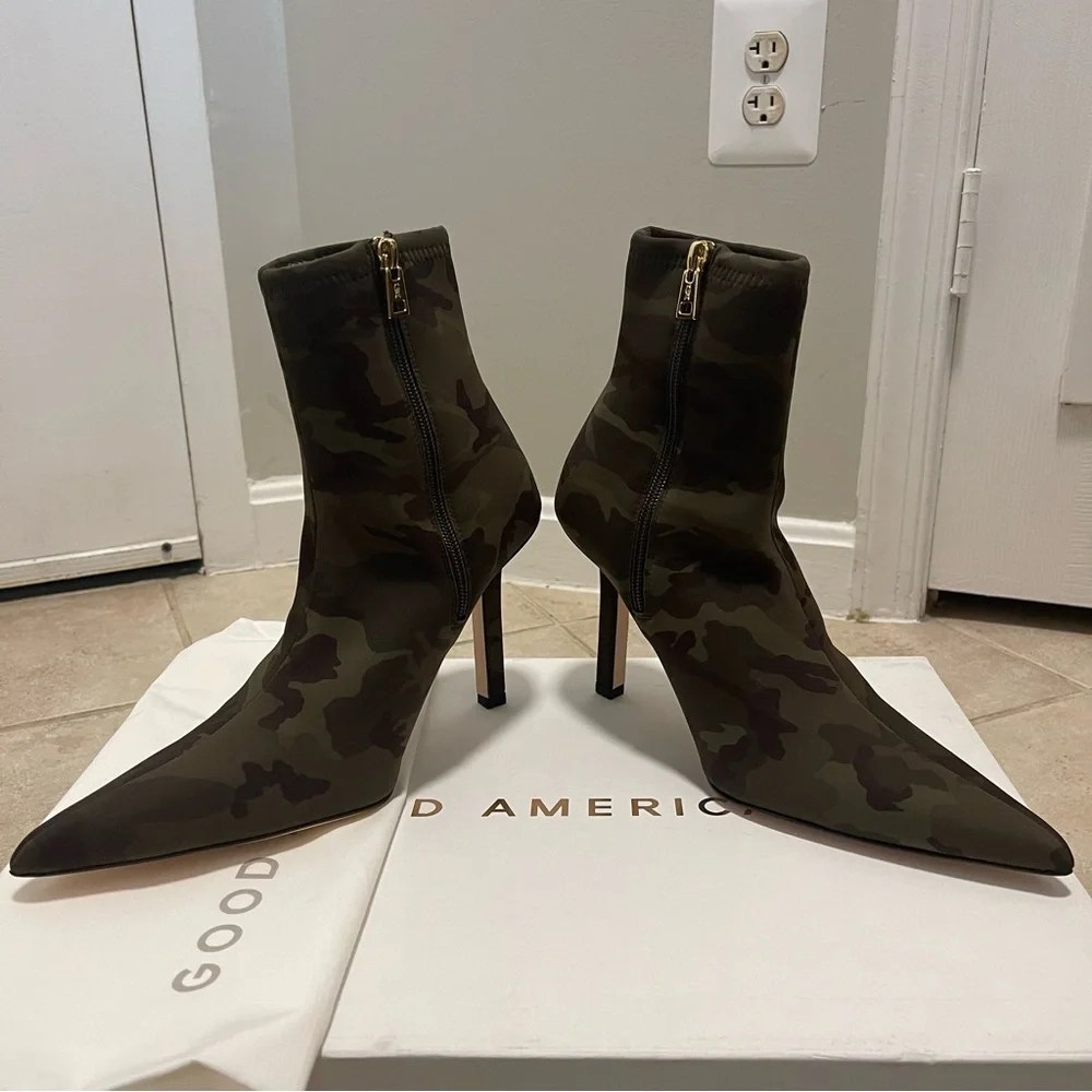 Good American High Kickstand Bootie Size 10.5 Camo Neoprene